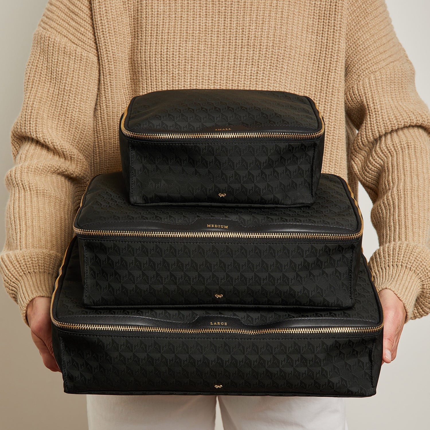 関税なし☆ANYA HINDMARCH /Logo Large Packing Cube in Black Logo Large Packing Cube | Anya Hindmarch US