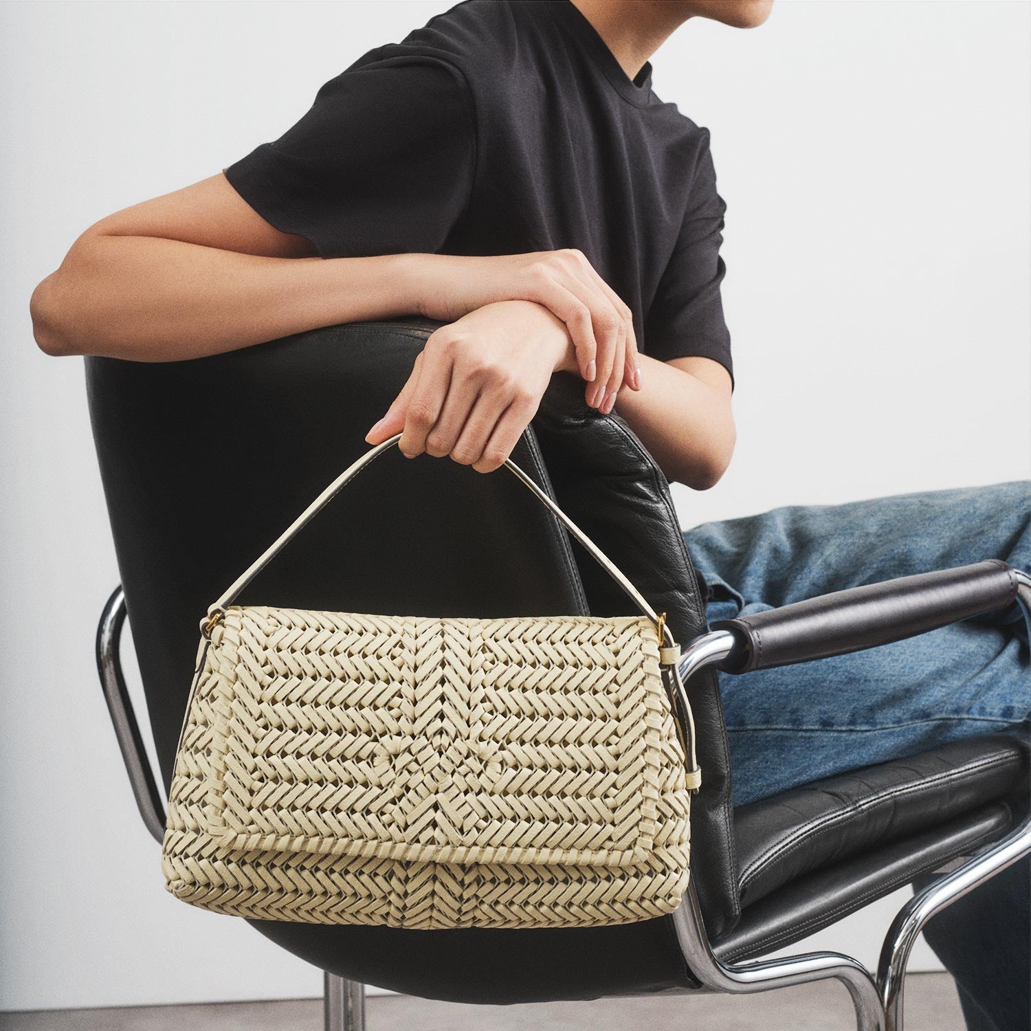 【Anya Hindmarch 】Neeson バケットバッグ 2Way Neeson Shoulder Bag | Anya Hindmarch US