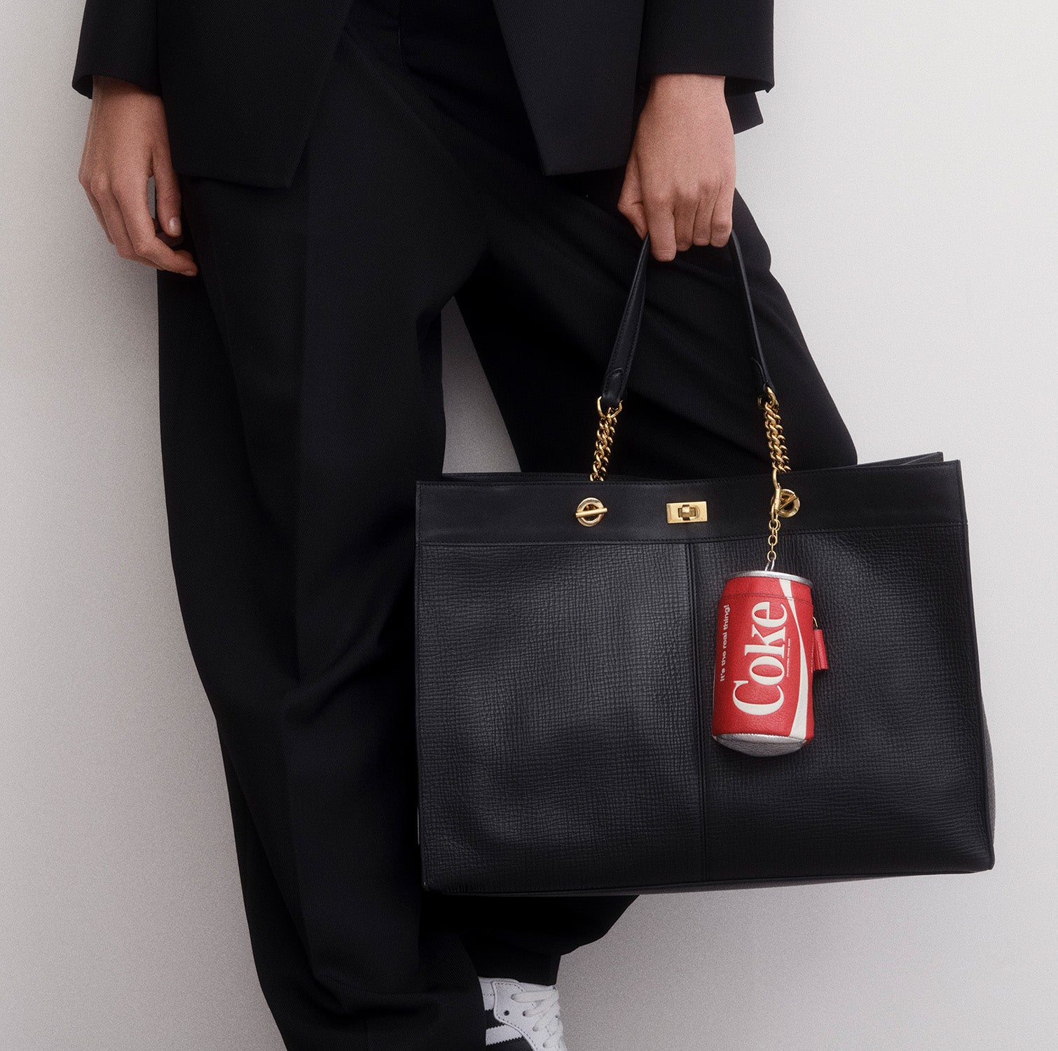 Mortimer Eyelet Chain Tote -

          
            Crosshatch Leather in Black -
          

          Anya Hindmarch US
