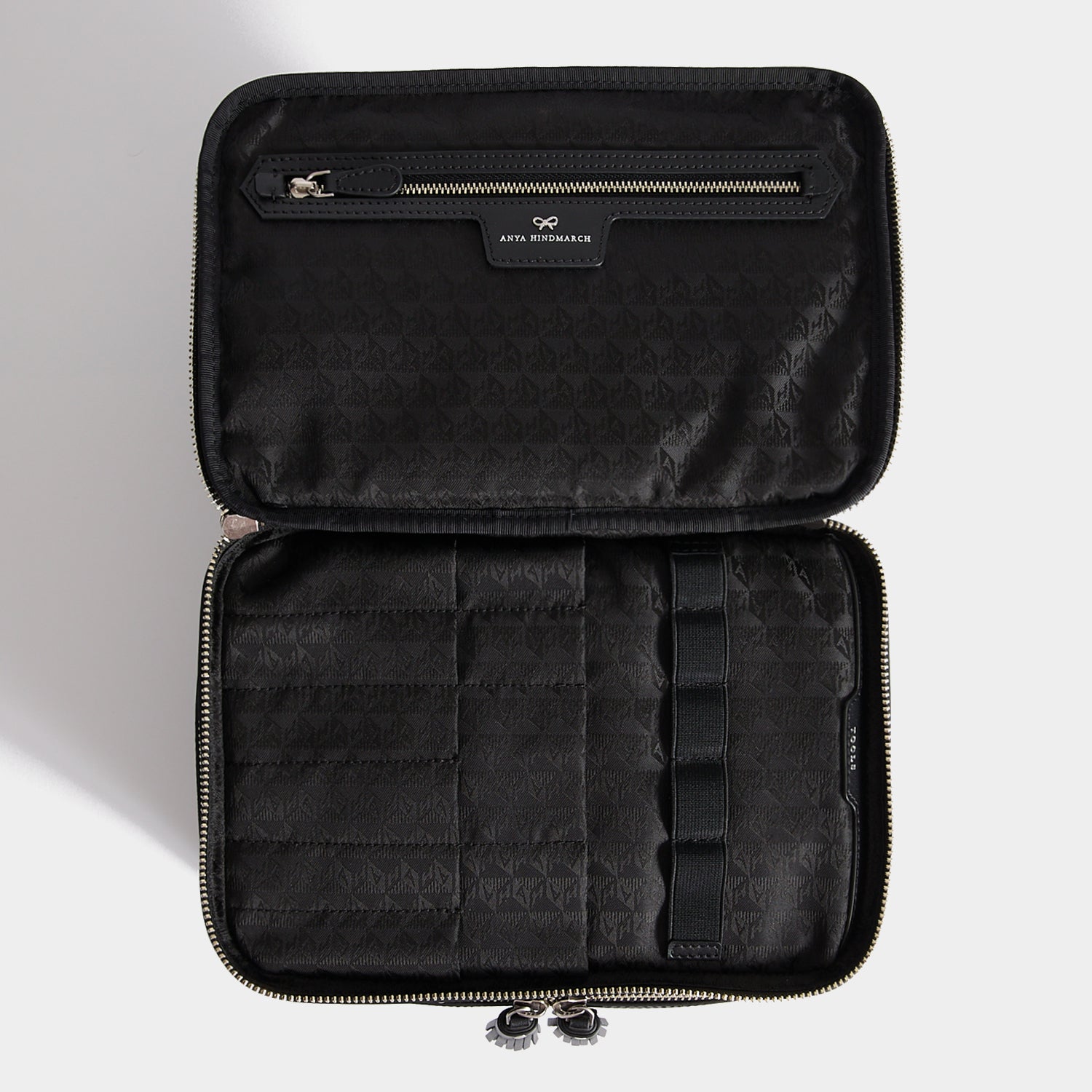 Studs Vanity Kit -

          
            Recycled Satin/Calf Leather in Black -
          

          Anya Hindmarch US
