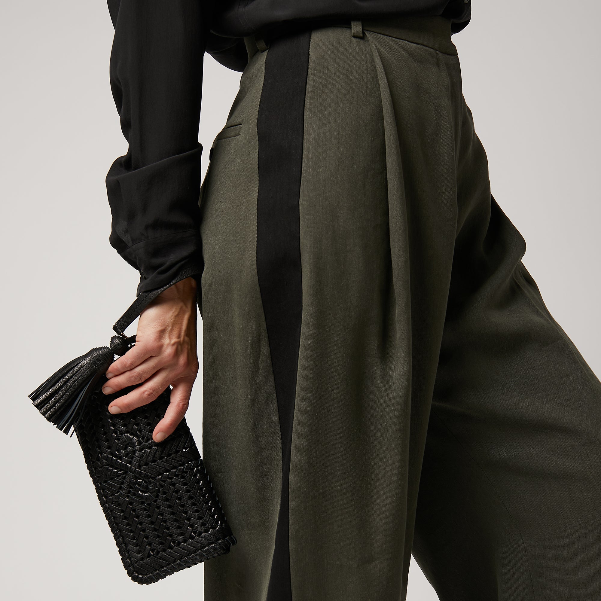Neeson Tassel Clutch -

                  
                    Capra Leather in Black -
                  

                  Anya Hindmarch US
