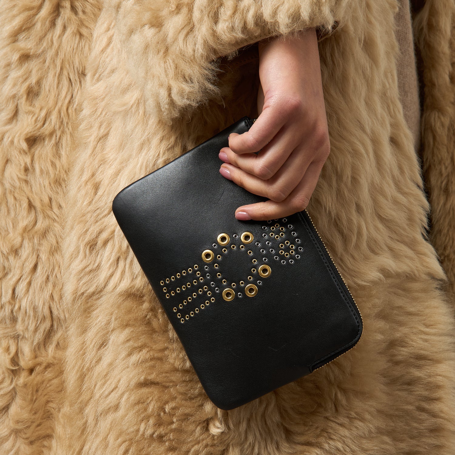 Eyelet Character Zip Loose Pocket -

          
            Smooth Leather in Black -
          

          Anya Hindmarch US

