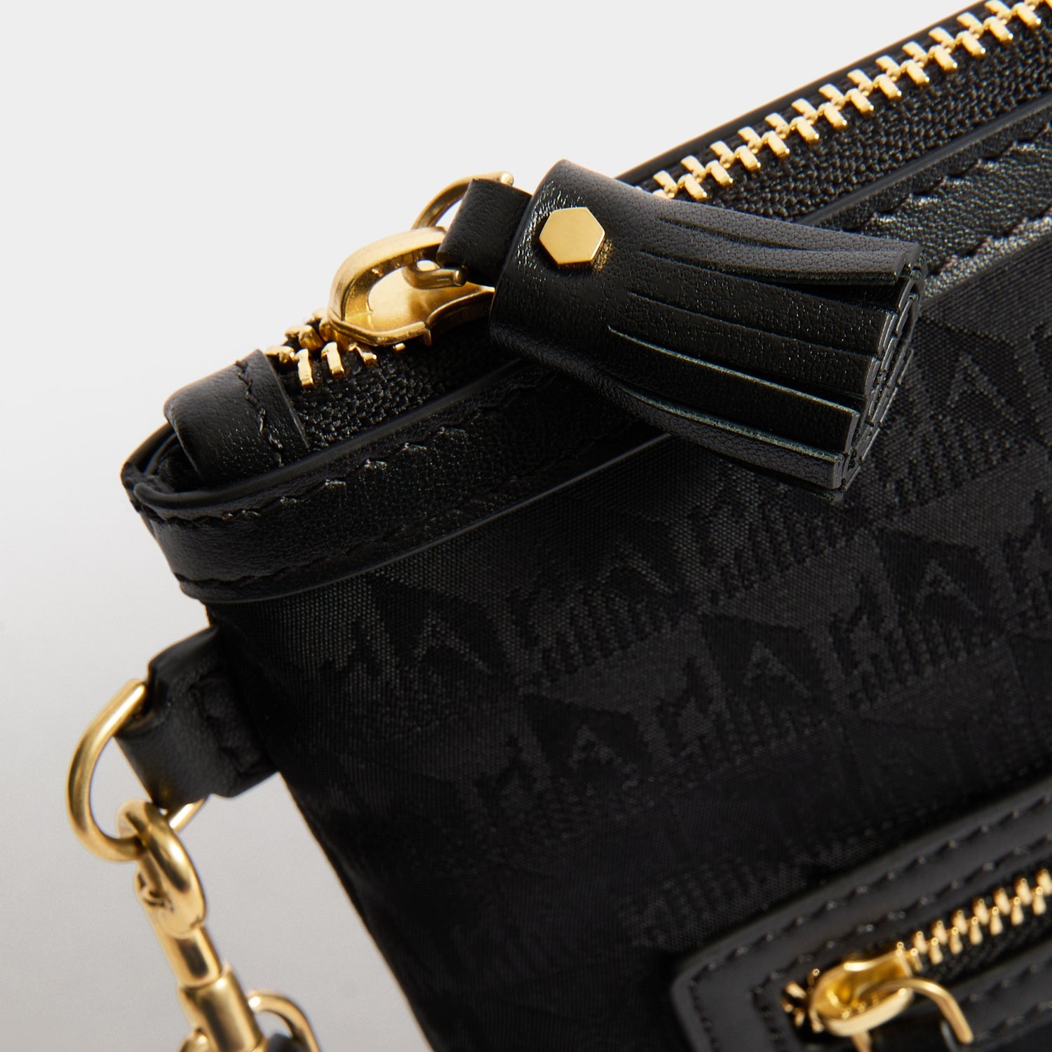 Logo Journey Essentials Pochette | Anya Hindmarch US
