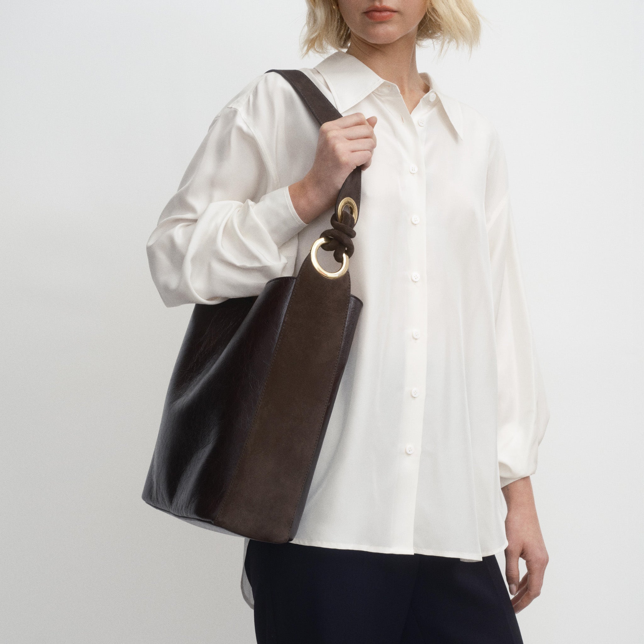 Ringo Chesterfield Shoulder Bag -

          
            Calf leather in Chocolate brown -
          

          Anya Hindmarch US
