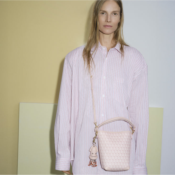 美品 Anya Hindmarch タッセルゴースト バーガンディ シアリング Anya Brands Flying Goose Sriracha Mini Bucket Bag | Anya Hindmarch US