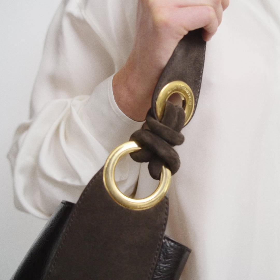 Ringo Chesterfield Shoulder Bag -

          
            Calf leather in Chocolate brown -
          

          Anya Hindmarch US
